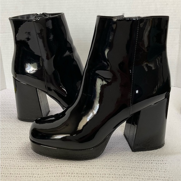 Journee Collection Black Chunky Heel Ankle Boots - Picture 1 of 10